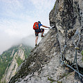 © wirestock | freepik.com | (Stunning shot of a young man climbing up a cliff on a cold and foggy day) © wirestock | freepik.com | (Stunning shot of a young man climbing up a cliff on a cold and foggy day)